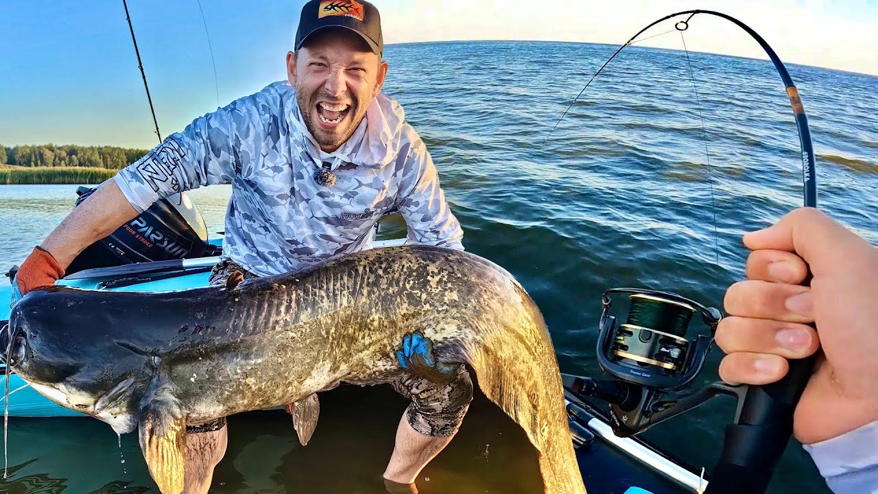 ОГРОМНЫЙ СОМ НА УЛЬТРАЛАЙТ! Crazy som-catfish on ultralight. Fish monster from boat