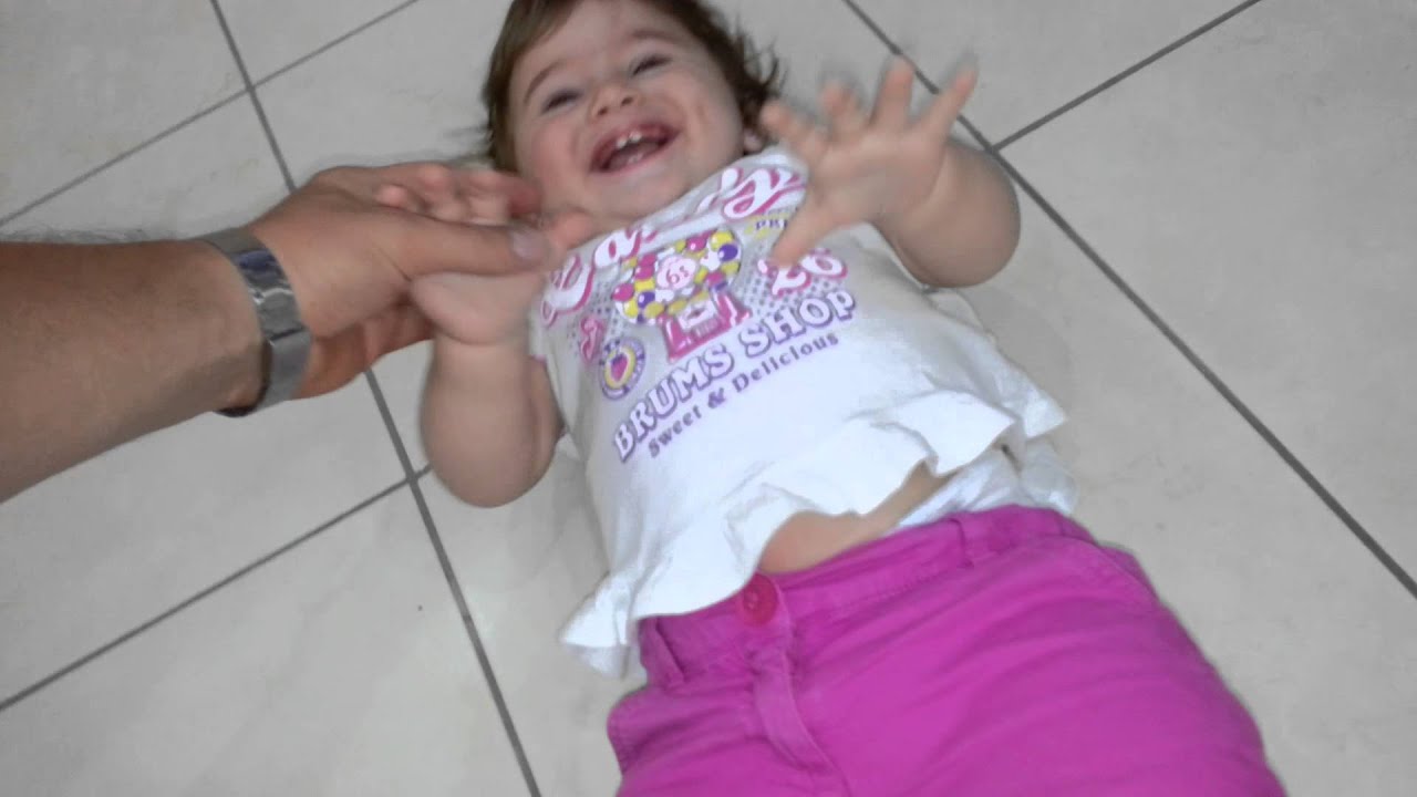 bimba che ride