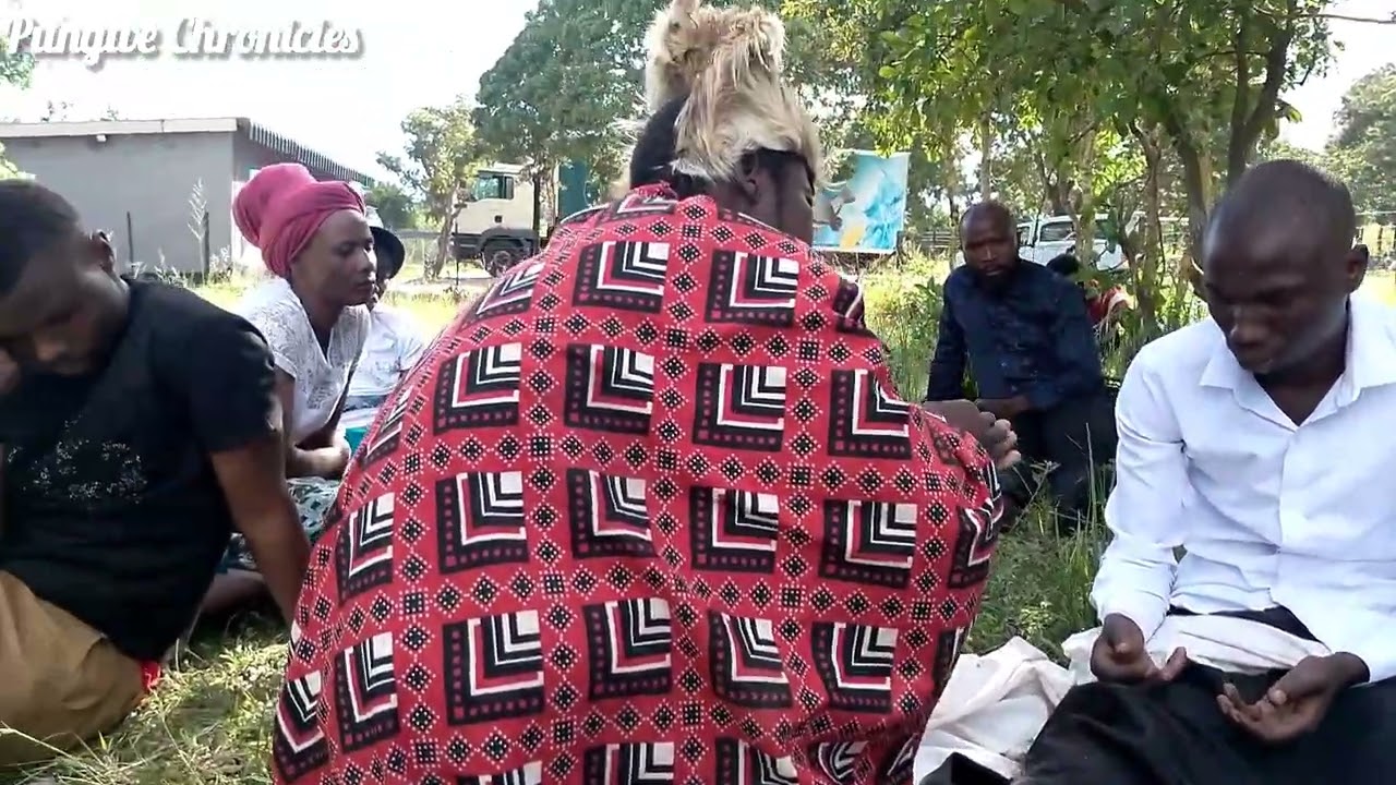 Sekuru Mhofu vobatana nanaMadzibaba pakuyedza kubudisa mhepo.