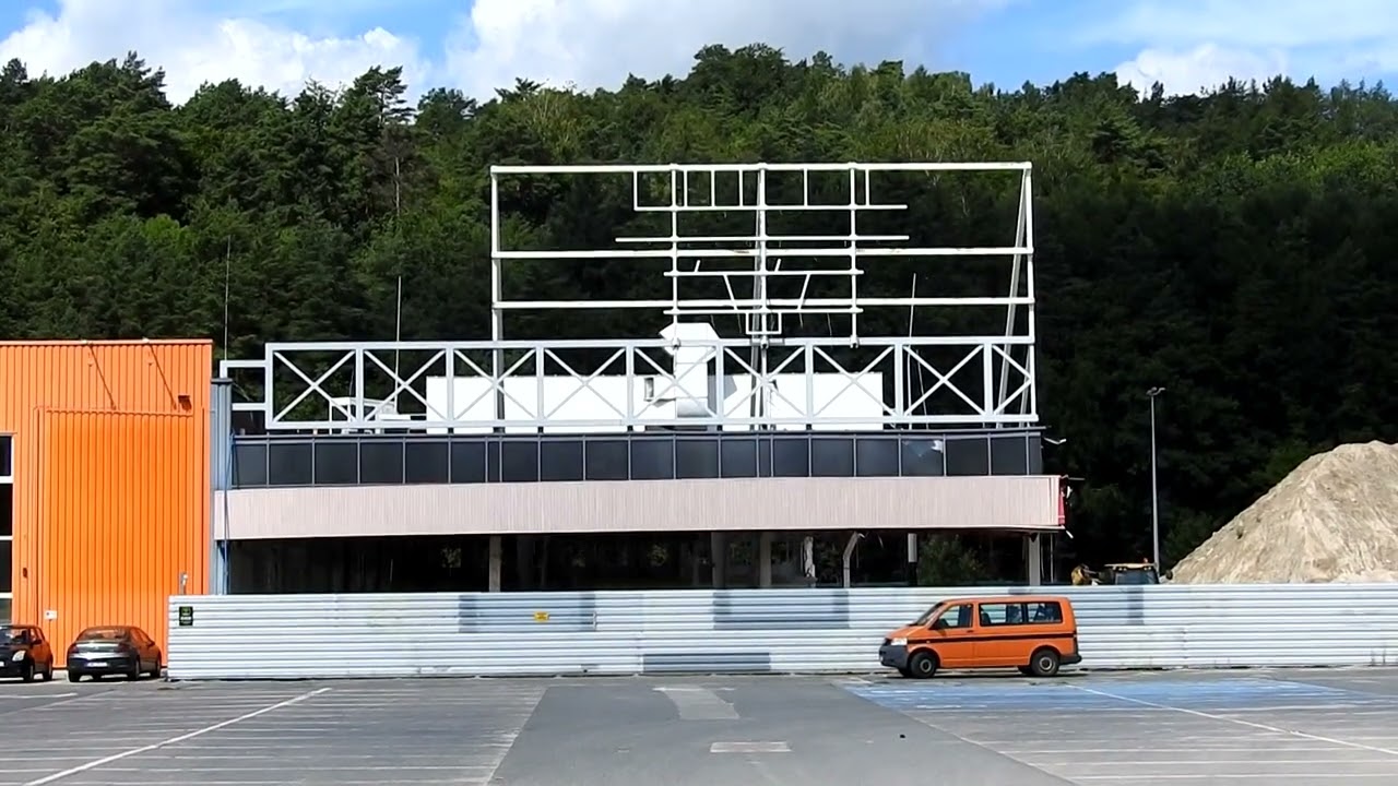 Wyburzony hipermarket Tesco Gdynia Chylonia pod budowę osiedla mieszkaniowego