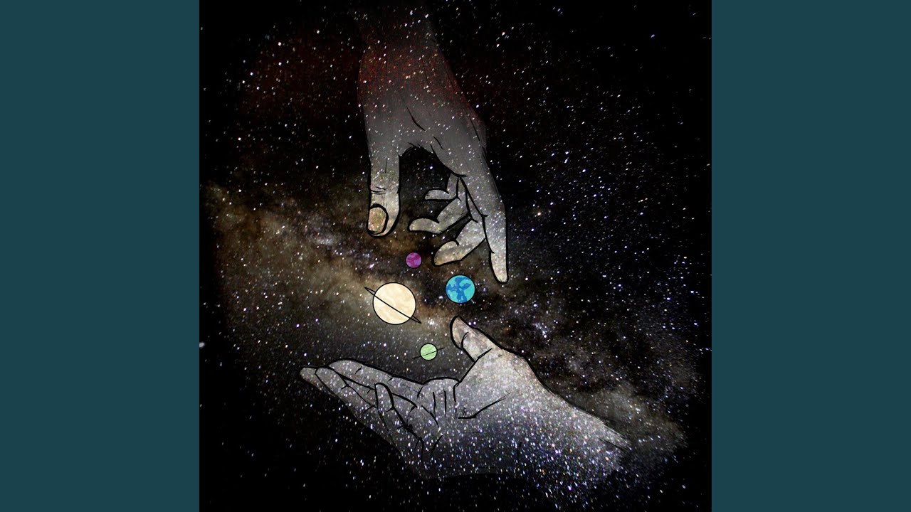 La ragazza con le mani tatuate