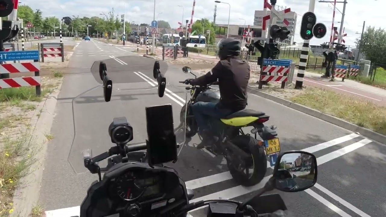 Motorrijles verkeersdeelname: Scheuren over de volle terrasjes van Zwolle!