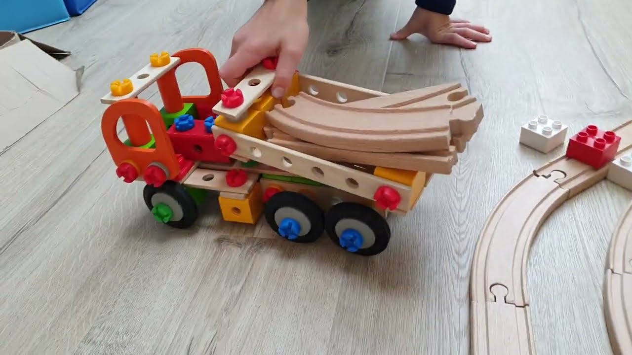 Gleisarbeiten: Baustelle auf den Schienen der Holzeisenbahn | Unfall Polizei Züge Rettungswagen Kran