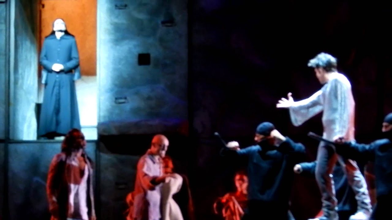 Intervento di Frollo + Da dove vieni bella straniera - Notre Dame De Paris