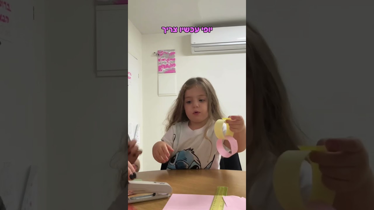 מכינה קישוטים לסוכה