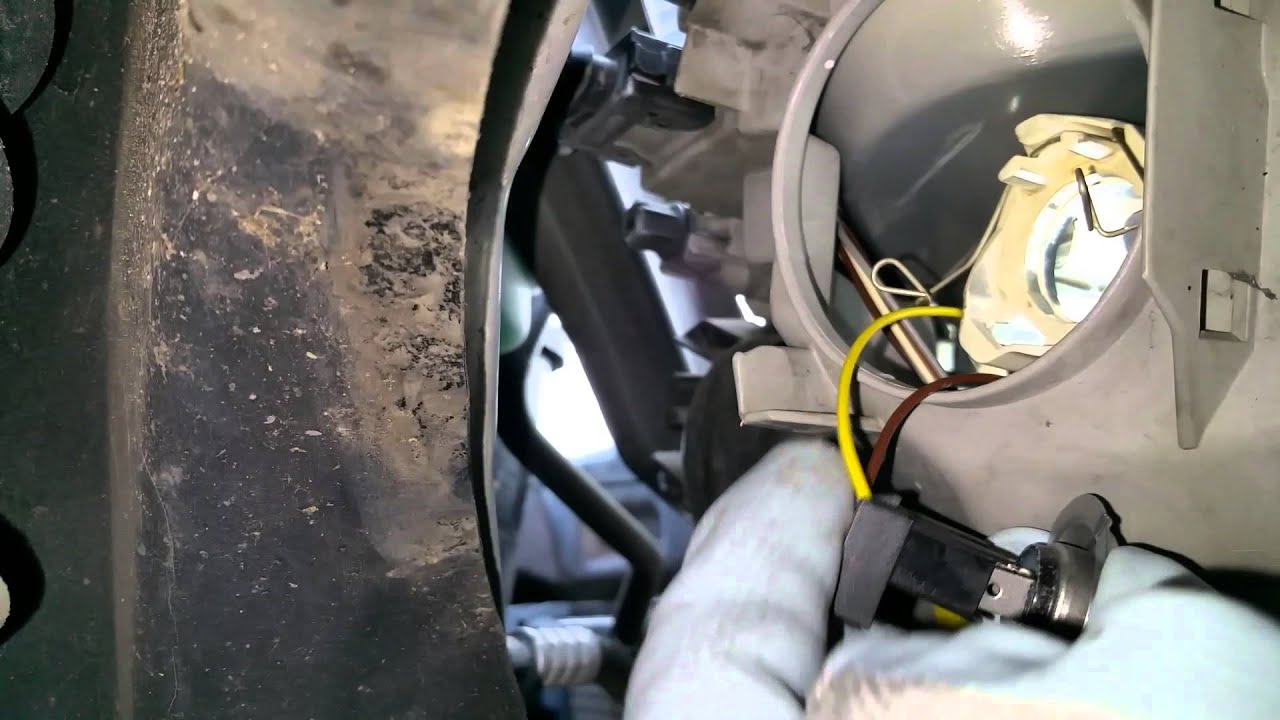Lampenwechsel bei Mercedes A Klasse Abblendlicht (H7)