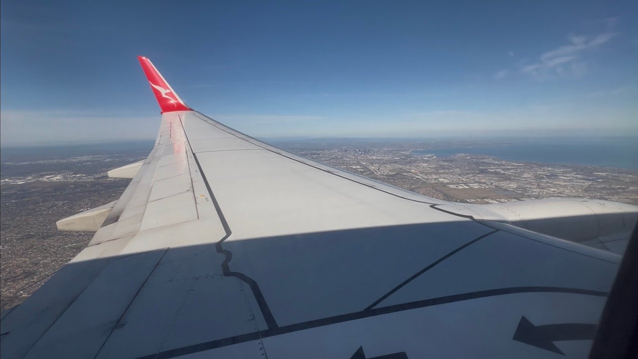 Qantas Boeing 737-800 Landing in Melbourne