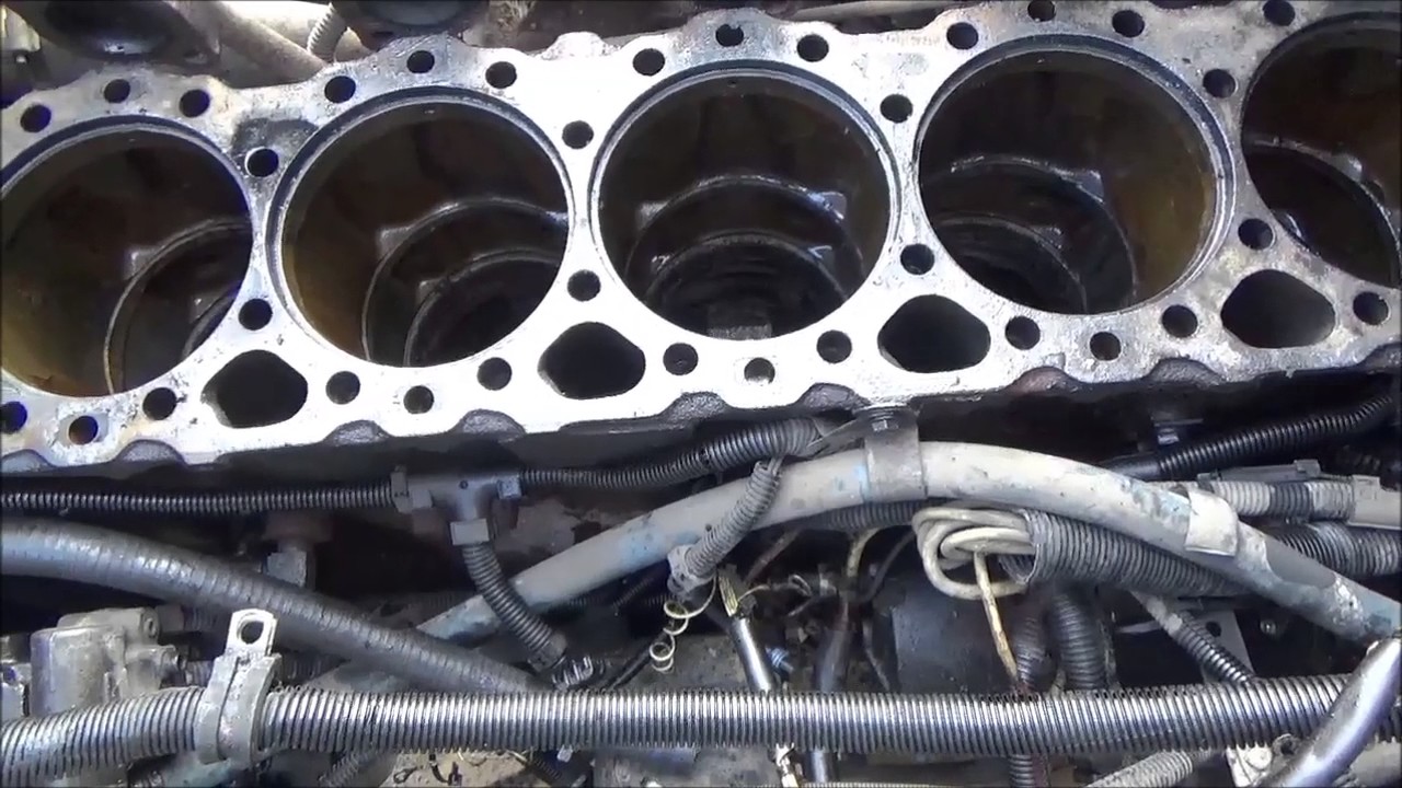 Detroit series 60 in frame rebuild (part 7) pulling liners and cleaning surfaces