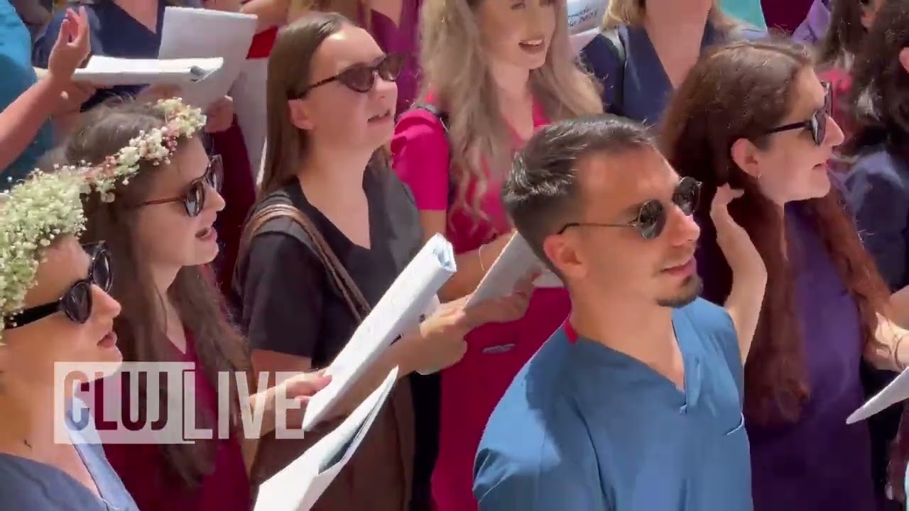 SERENADELE STUDENȚILOR DE LA UMF CLUJ, O TRADIȚIE CENTENARĂ PLINĂ DE EMOȚIE, UMOR ȘI RECUNOȘTINȚĂ