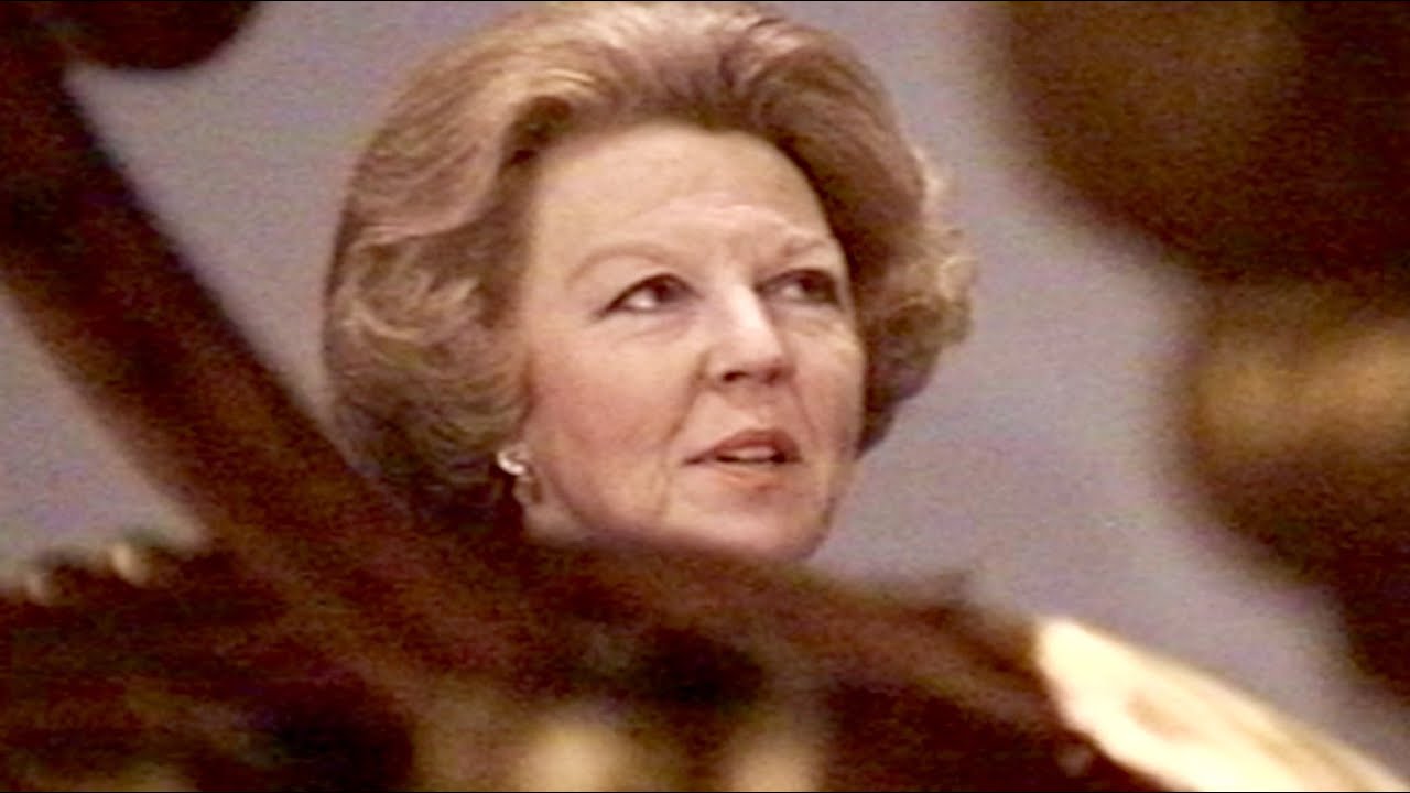 Koningin Beatrix bekijkt De Gouden Koets in de Nieuwe kerk.