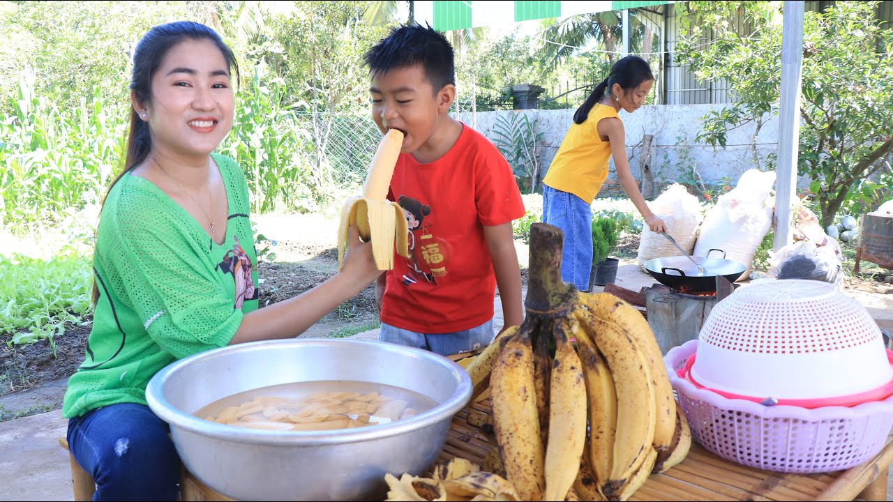 Cook and eat: Yummy cow horn banana dessert / Seyhak and Pich enjoy to make dessert