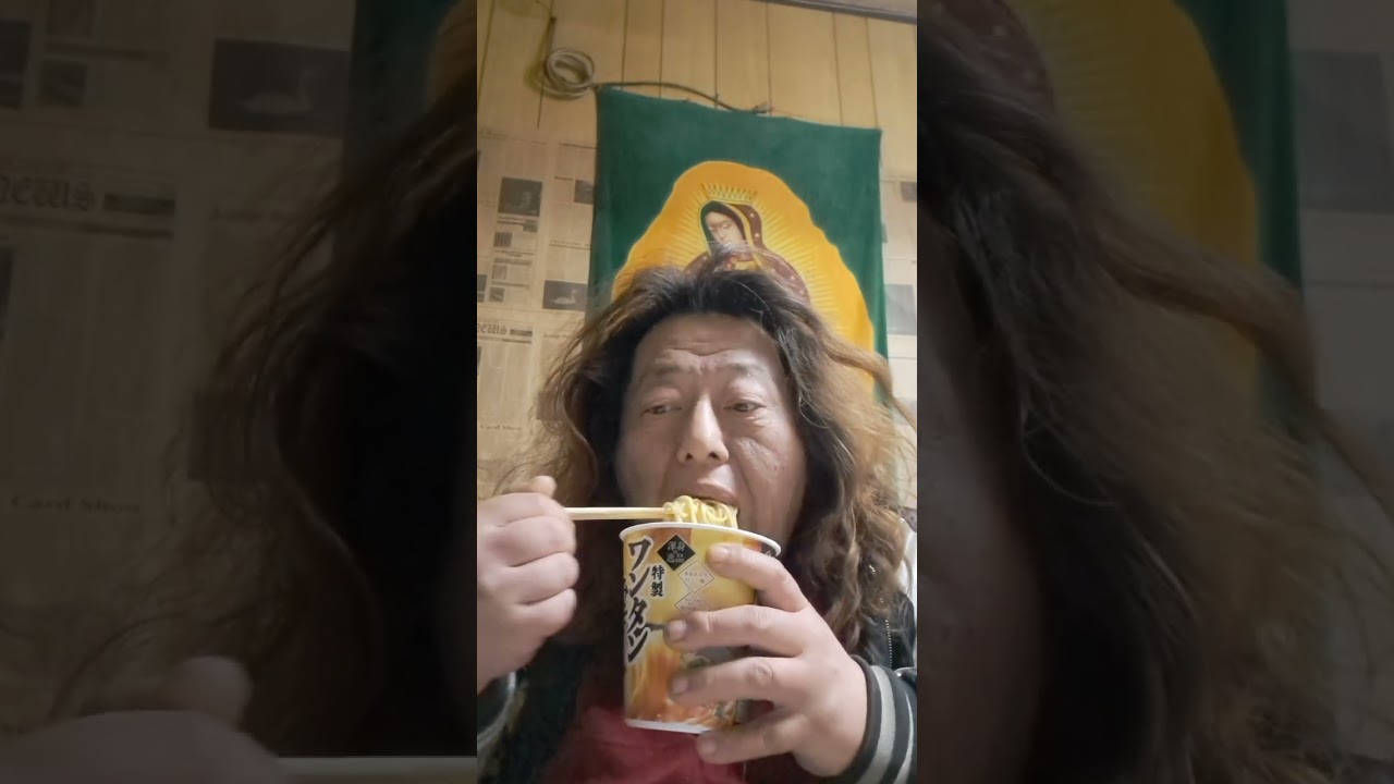 ファミリーマート　ワンタンみそラーメン大盛り　セブン-イレブンまるでオレンジ🍊グミ　KIRIN天然水　