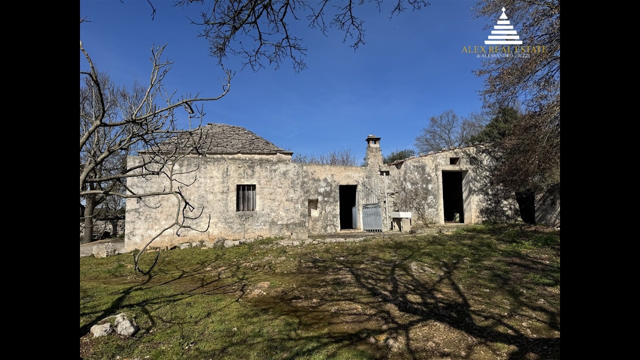 Trulli e lamie in pietra con due ettari di terreno