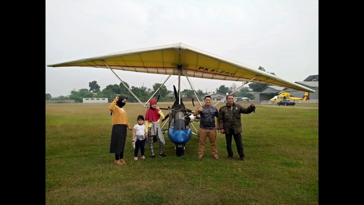 SEKELUARGA NAIK PESAWAT TRIKE DI CIBUBUR
