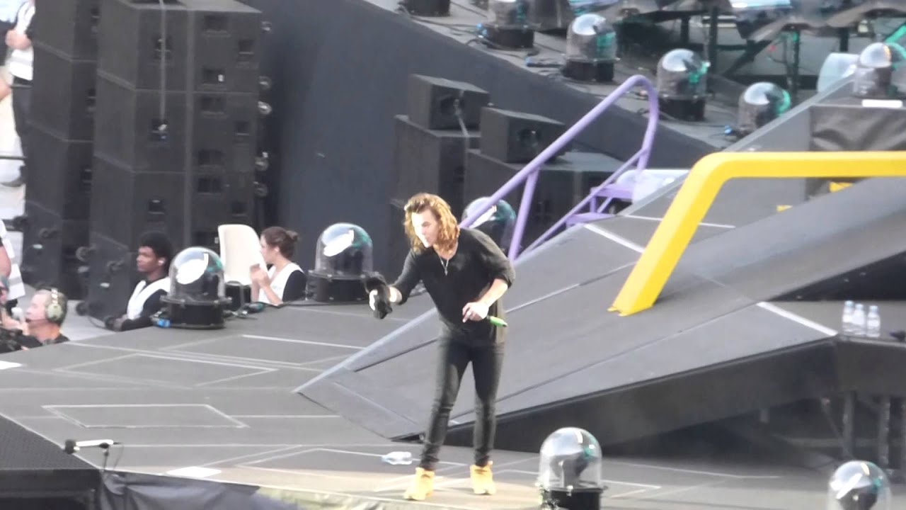 HD - One Direction - Don't Forget Where You Belong (live) FZ72 @ Wien, Vienna,  Austria OTRA 2015