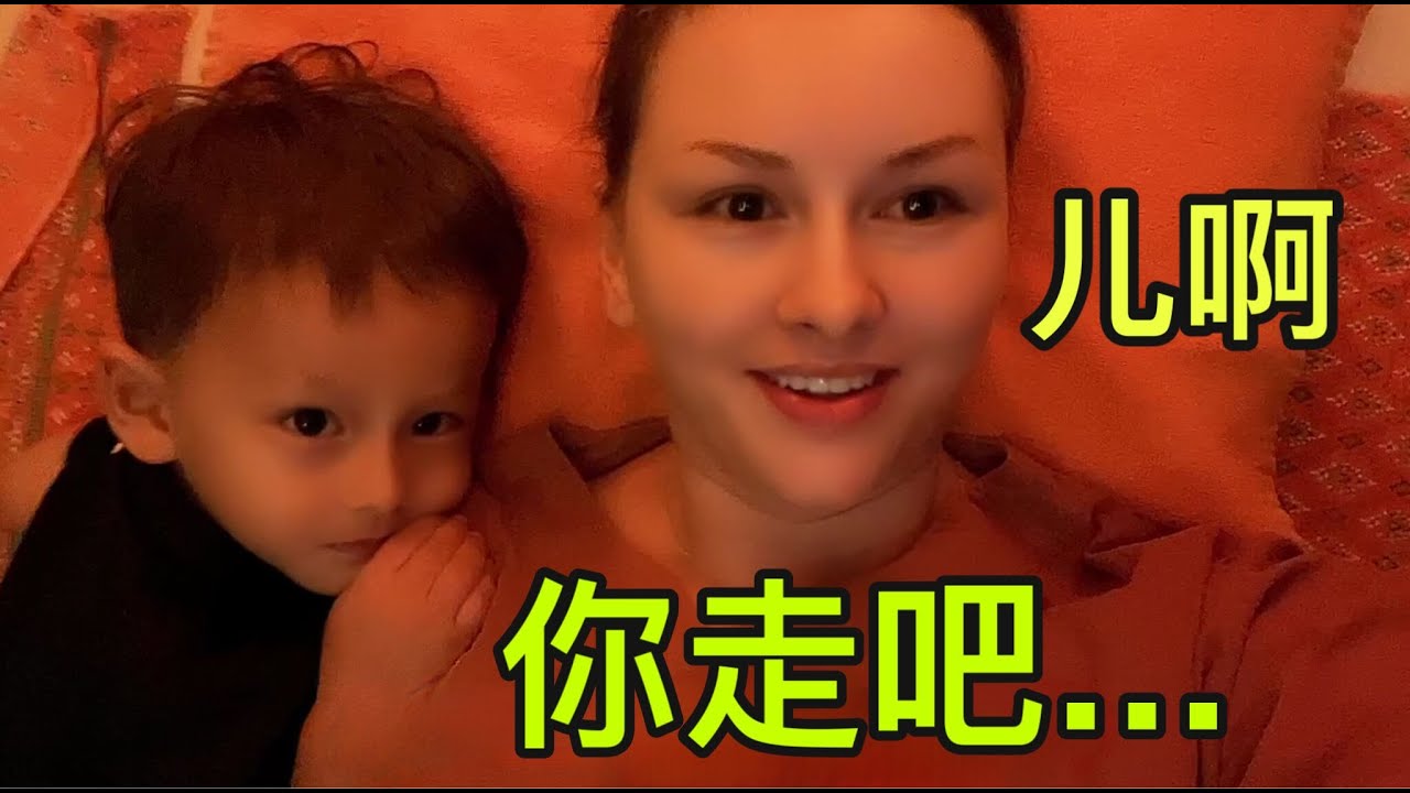 俄羅斯媳婦和老公體驗按摩，找了個包間感慨：兒子，你是電燈泡啊