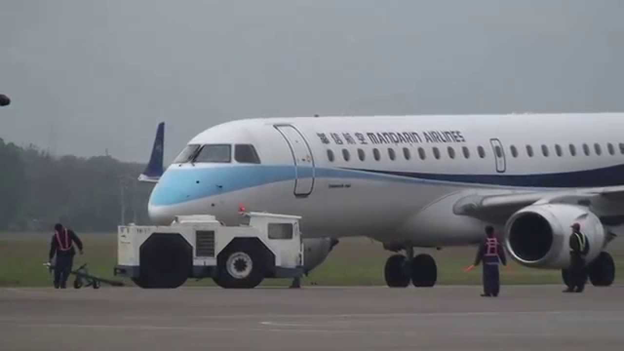 華信航空 Mandarin Airlines B-16825 EMBRAER ERJ 190/195 Take off from Taitung airport
