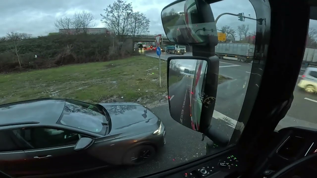 Ies cu camionul direct pe pista de bicicliști !!!