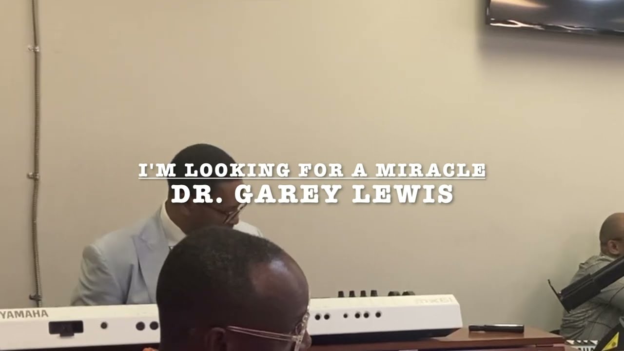 Dr. Garey Lewis & #GaiterFromDecatur Playing I’m Looking For A Miracle #theclarksisters #organist