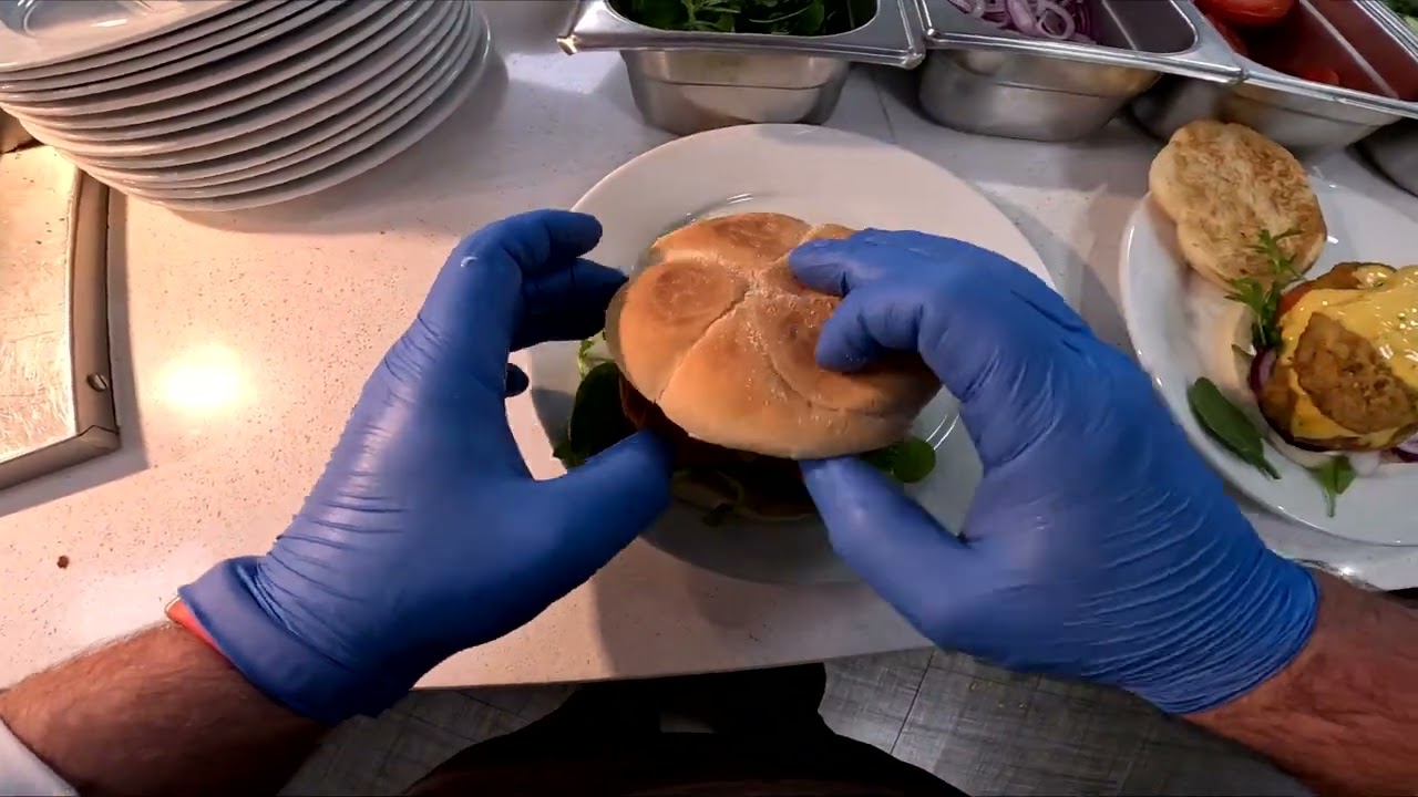 POV cooking: lunch break burgers 👌🙂👍