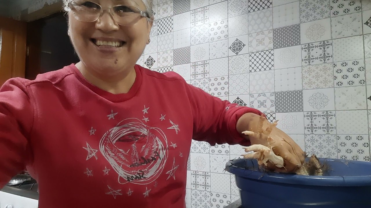 Abate de um frango,  como depenar,parte 1,&eacute;  bem tradicional