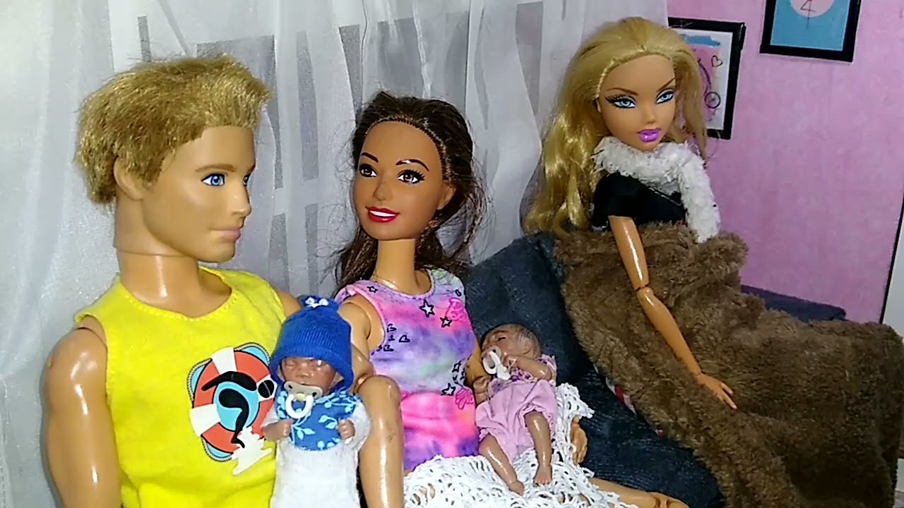 Novelinha da Barbie - rotina da noite. crianças aprontam com Elisabeth