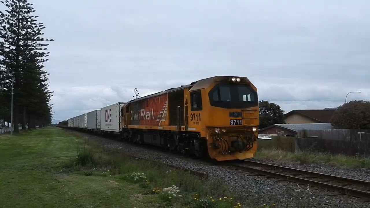 DL 9711 with train 620 going through Ellison street (HD)