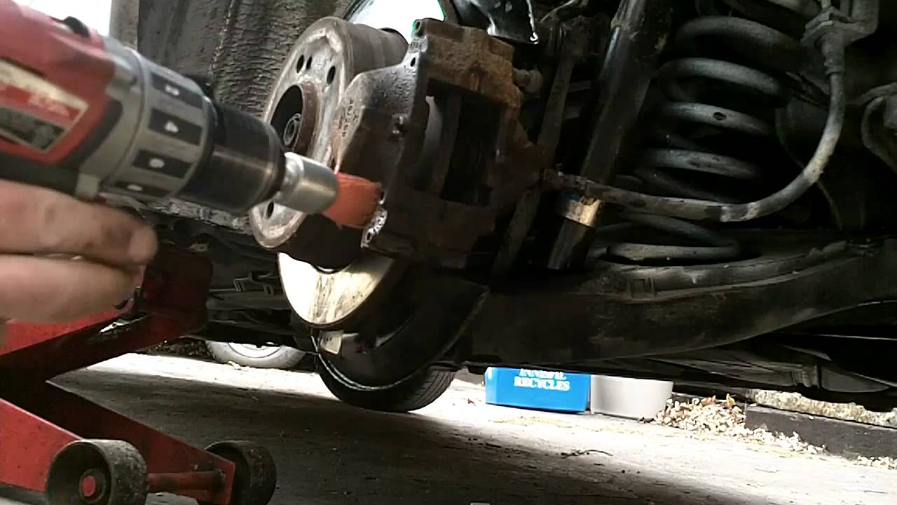 Замена задних тормозных колодок Mercedes Benz w202