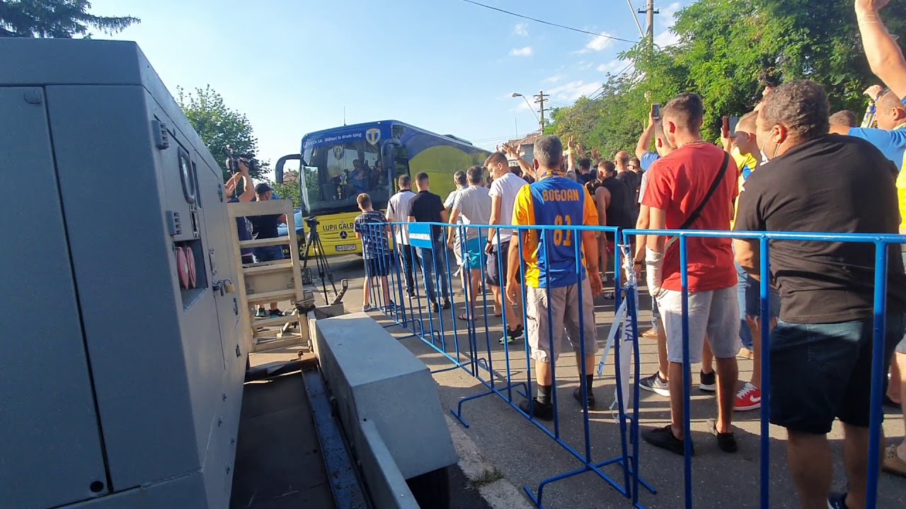 Fanii Petrolului, show la stadion înaintea meciului cu Rapid