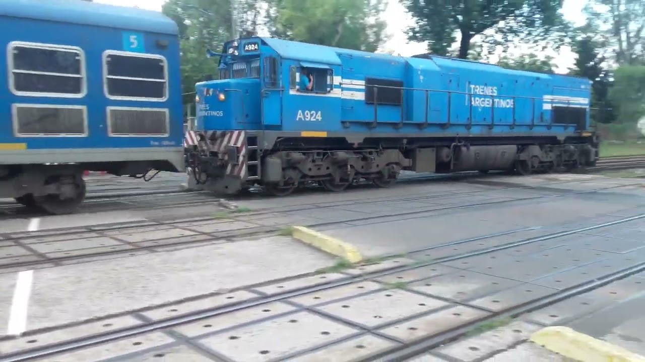 Tren 3714 Jos&eacute; C. Paz-Retiro con GM GT-22 CW-2 A924 (ex 9063) + formaci&oacute;n 5 llegando a Caseros