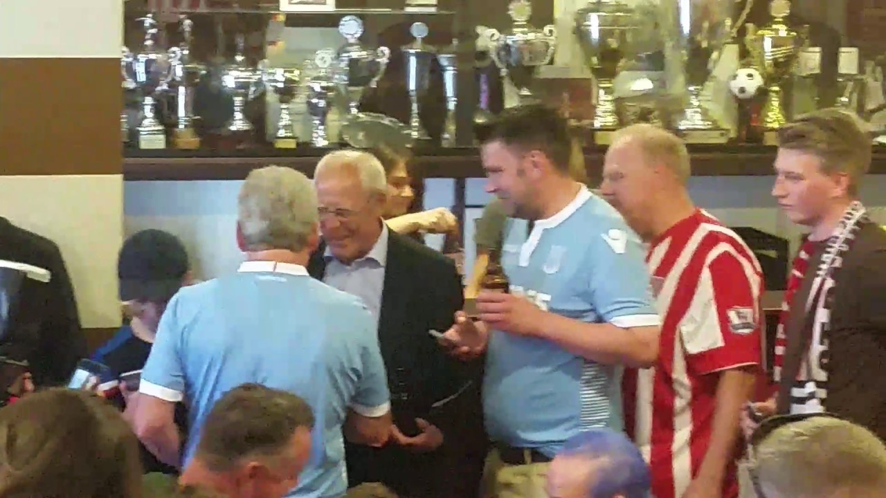Stoke City Chairman Peter Coates joins Fans in St. Pauli bar