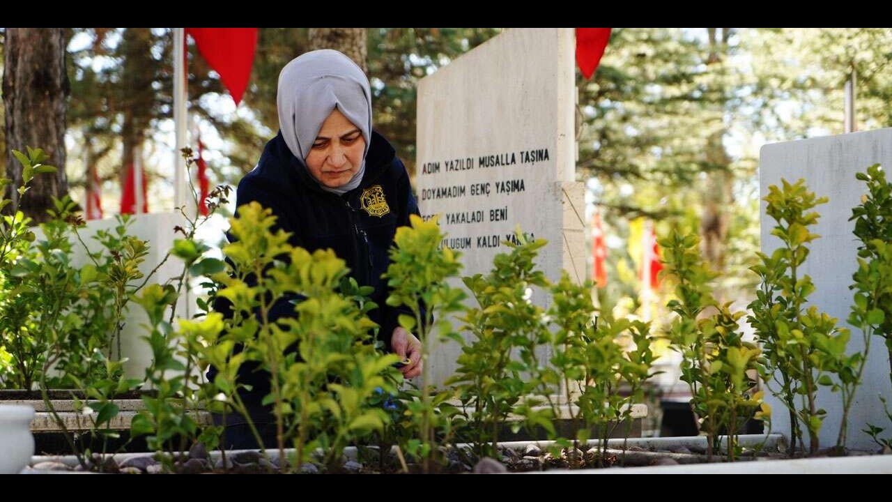 Vatan Evlatları İçin Duygusal Anlar: Şehitlikte Anne Gözyaşları