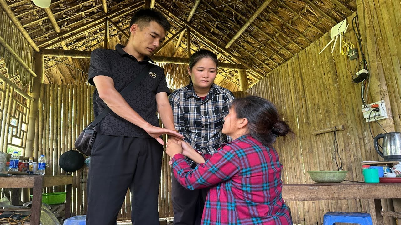Ms. Phai went to see police officer Thuan to ask to visit her sister who was in prison.