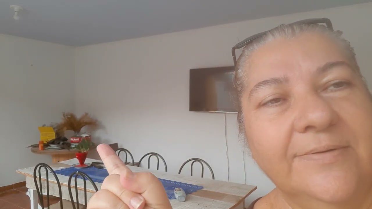 CONVERSANDO E COLOCANDO ROUPAS NO VARAL