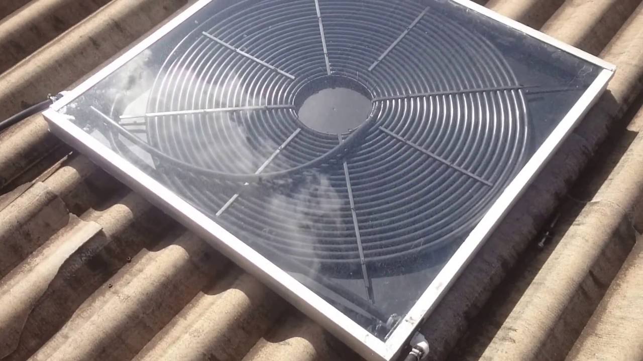 Aquecedor solar com a placa feita de mangueira enrolada.