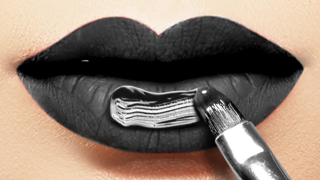 スタイルに違ったひと味！３２のメイクの裏技