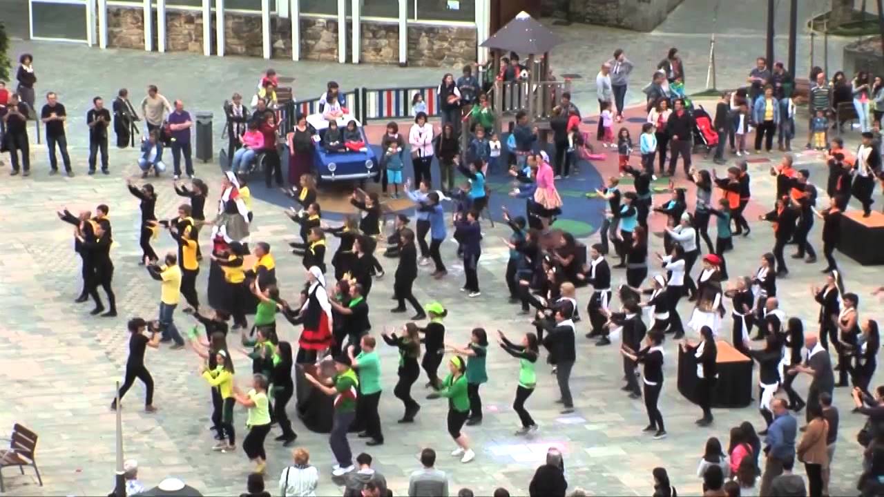 DANTZA ZATI BAT MUNGIAN - GIBELURDINEK