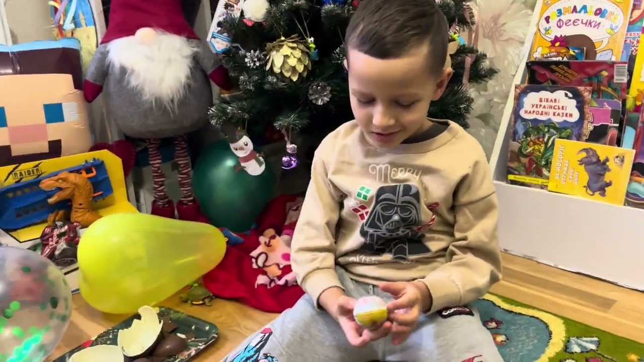Дімас розпаковує 7 Kinder Surprise одразу! 🎁Сюрпризи з різних серій!