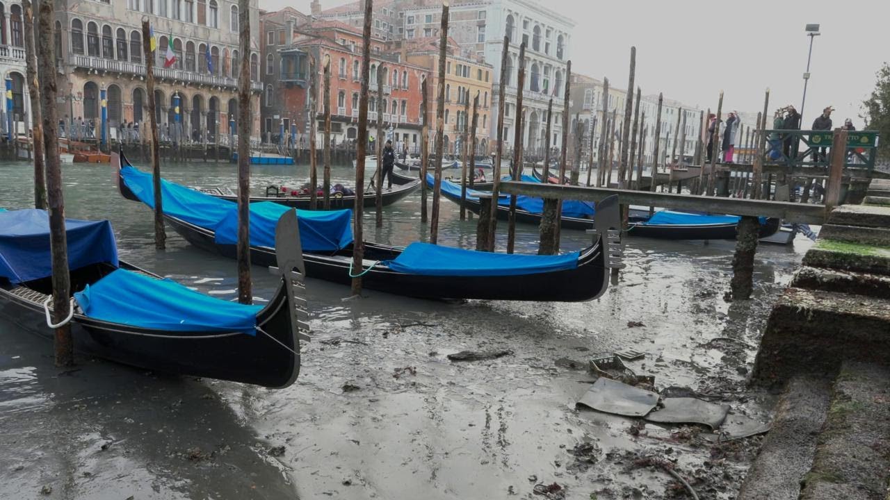 Venezia, la bassa marea in Canal Grande