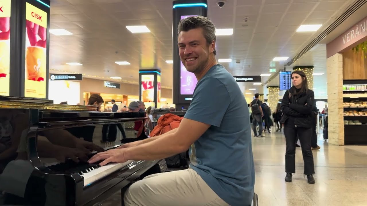 Airport performance : Passengers were shocked...