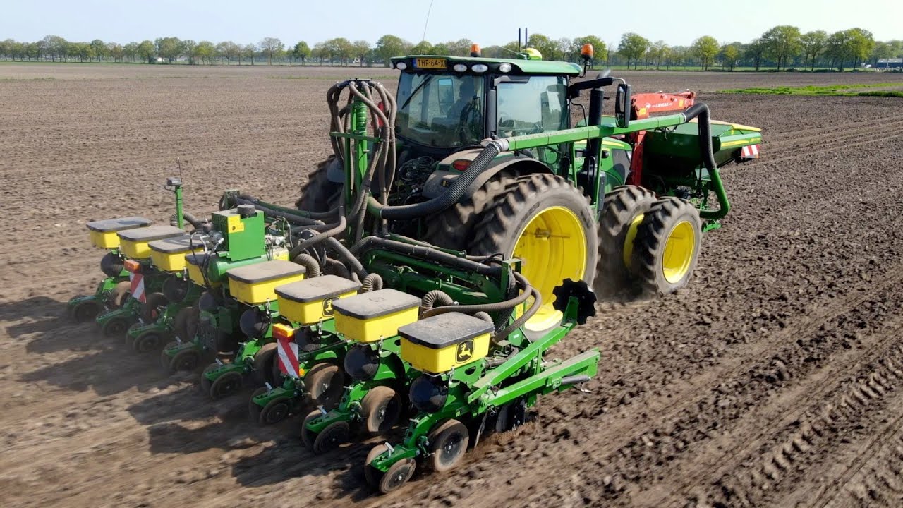 Maiszaaien met John Deere 1725NT  Exactemerge + 6155R . Mais legen| planting corn.