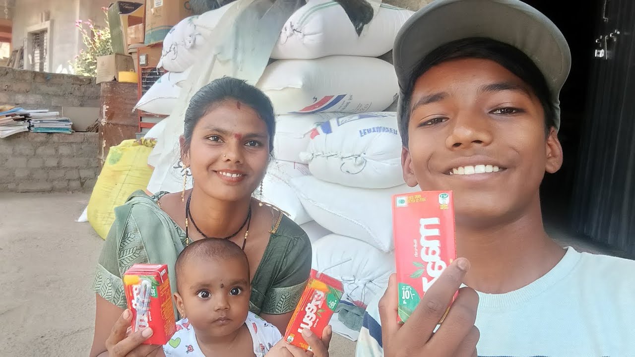 सोनू चे पप्पा आणि आमच्या आई गेल्या गावाकडे तर आम्ही तिघांनी बघा आकाशाची पार्टी केली 😋😋😋🥭