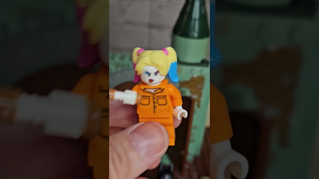 Harley Quinn breaks out of the Asylum & locks Joker behind bars. Will Batman’s ruin her plan? 💥🃏