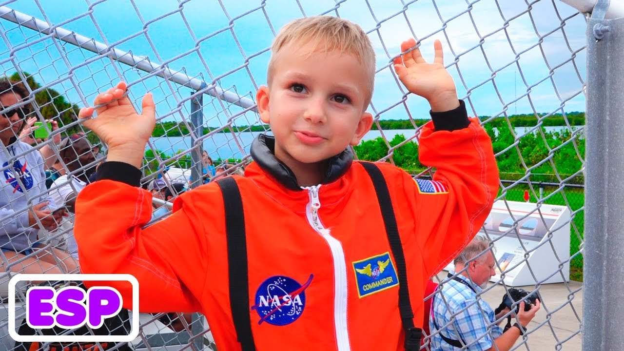 Nikita y Vlad juegan a ser astronautas