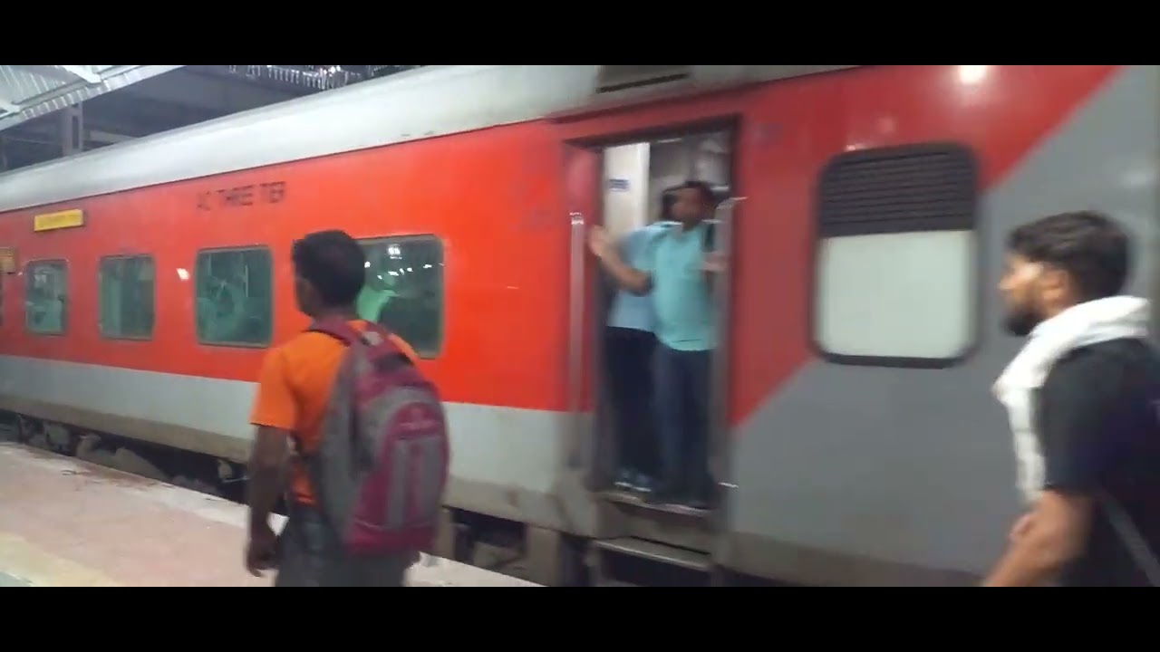 12801 Puri- Anand Vihar Terminal Purushottm Express Arrived at Prayagraj Jn PF No- 02