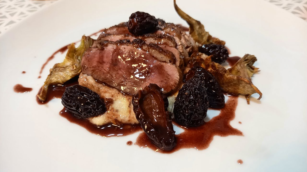 Colmenillas con magret de pato y polenta
