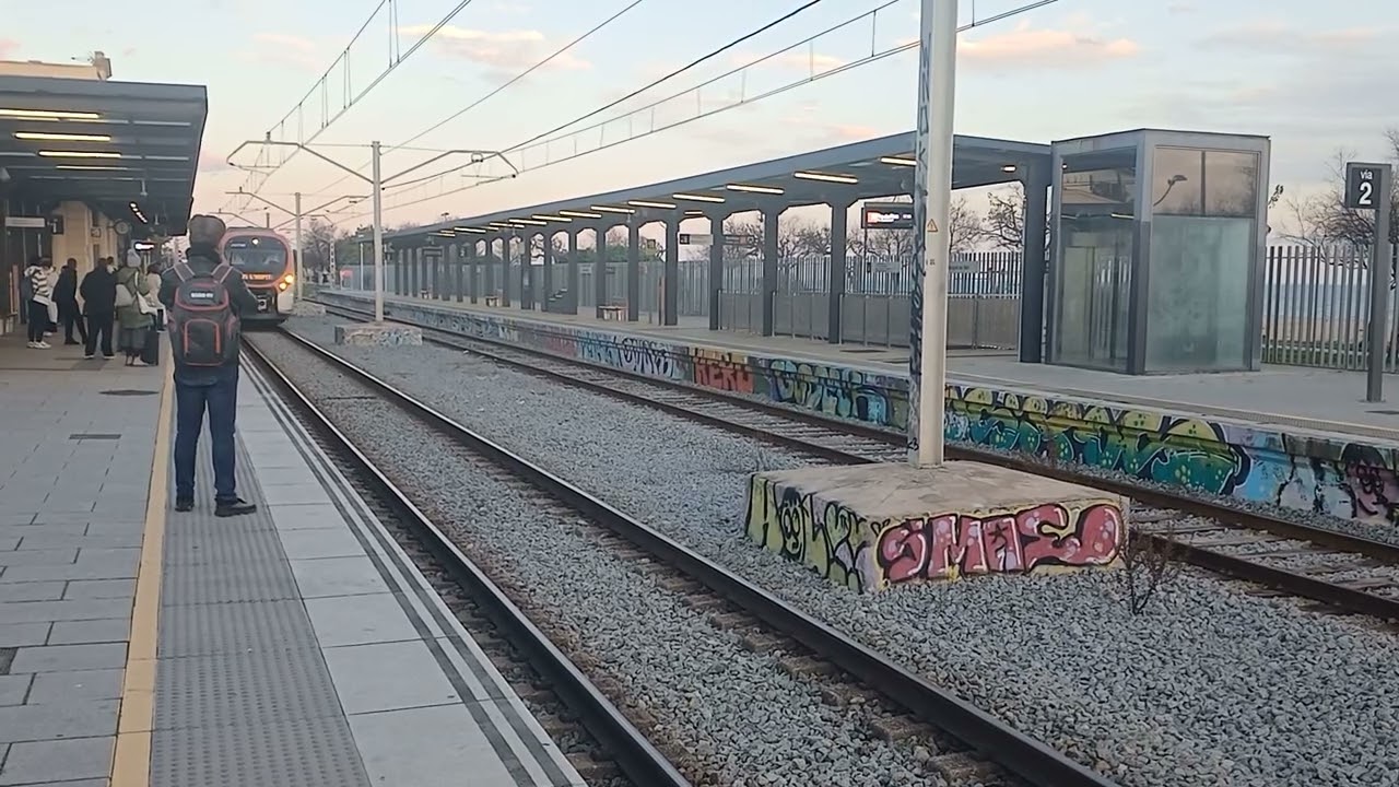 Renfe Civia 465 entrando en Malgrat de Mar R1 dir. L'Hospitalet de Llobregat 