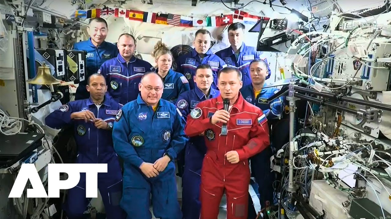 Космонавт Роскосмоса передал командование МКС астронавту НАСА на церемонии выхода в космос | APT