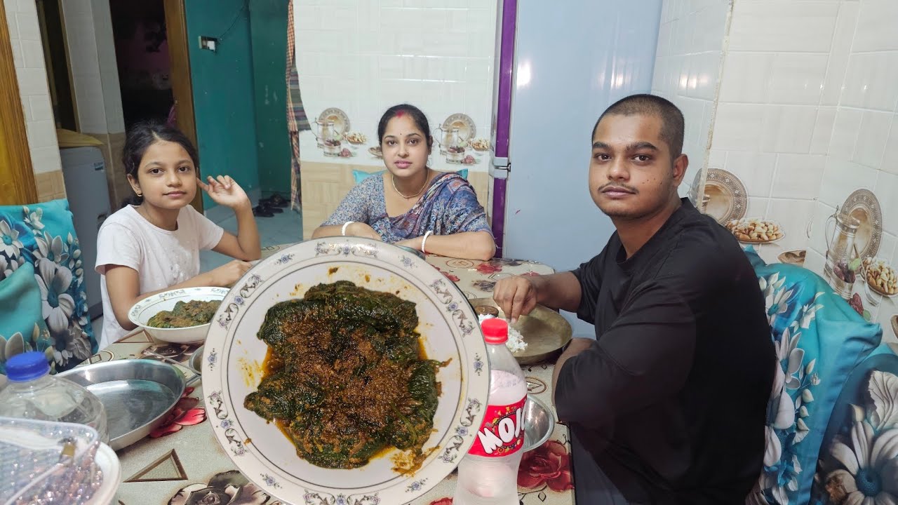 মা আজকে প্রথমবার লাউপাতা দিয়ে ইলিশ মাছের ভাপা রান্না করলো। 😋