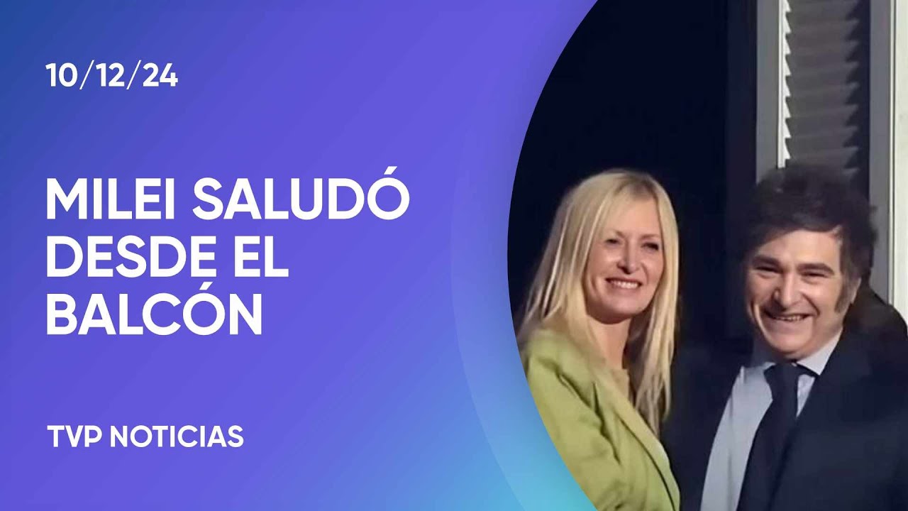 El Presidente salió a saludar desde el balcón de la Casa Rosada